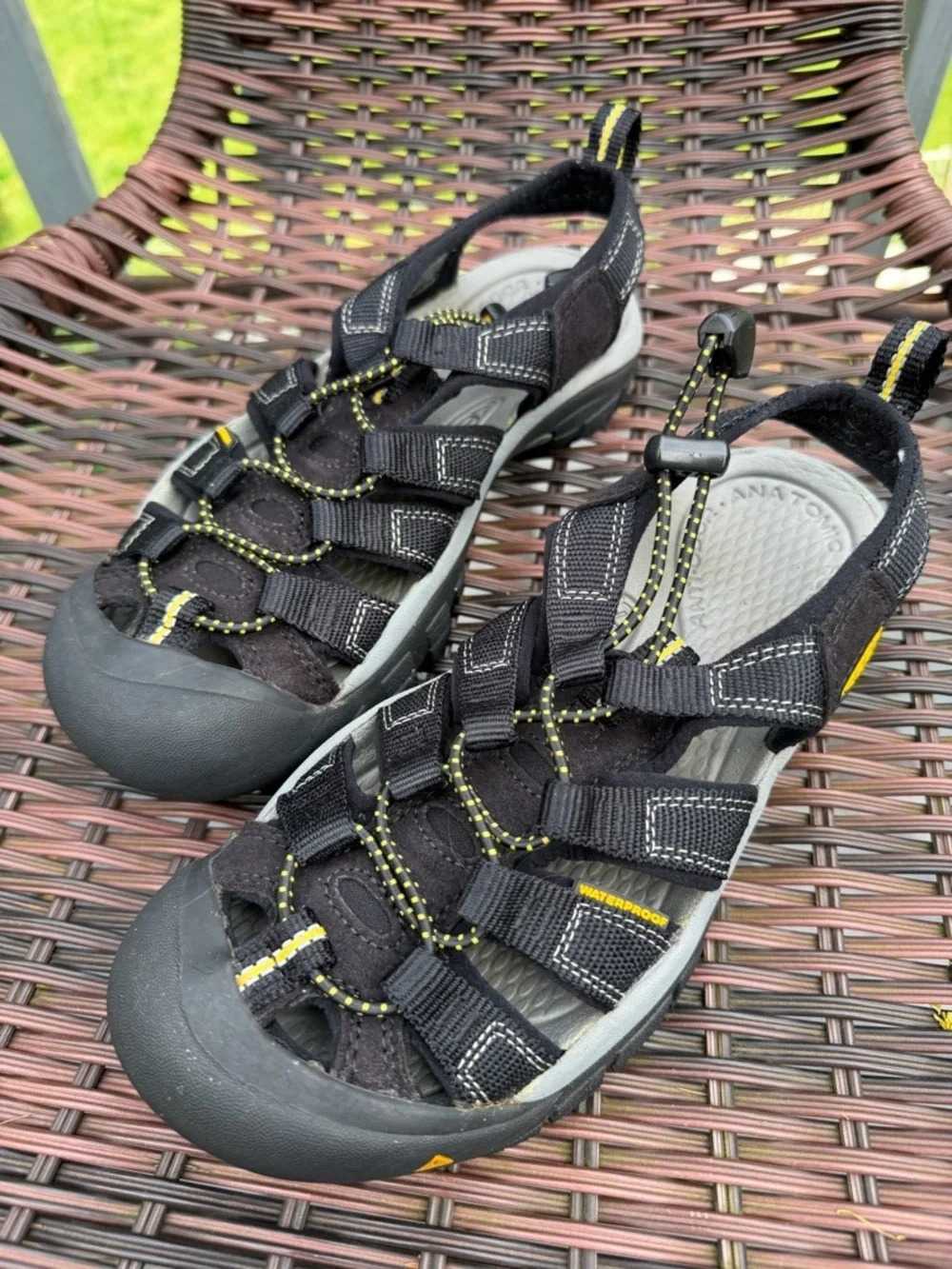 Keen Newport H2 Black Waterproof Fisherman Hiking Sport Sandals kids youth Sz 5